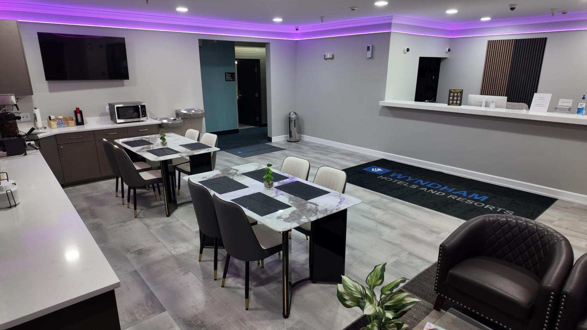 Super 8 By Wyndham Hampshire Il Hotel Екстериор снимка