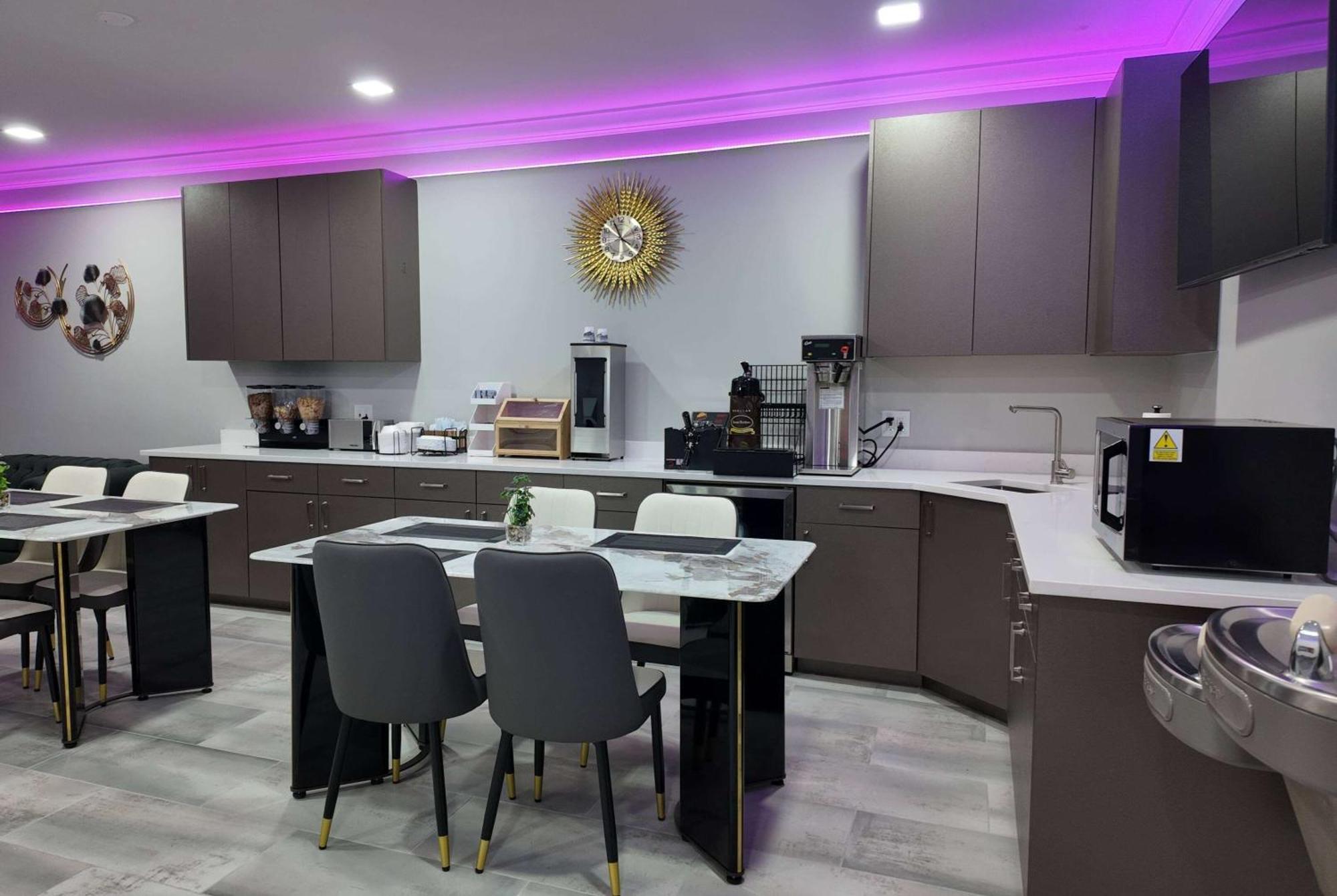 Super 8 By Wyndham Hampshire Il Hotel Екстериор снимка
